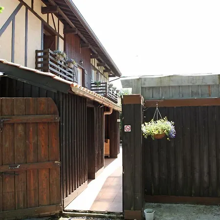 Camp De Base Guest house Ares